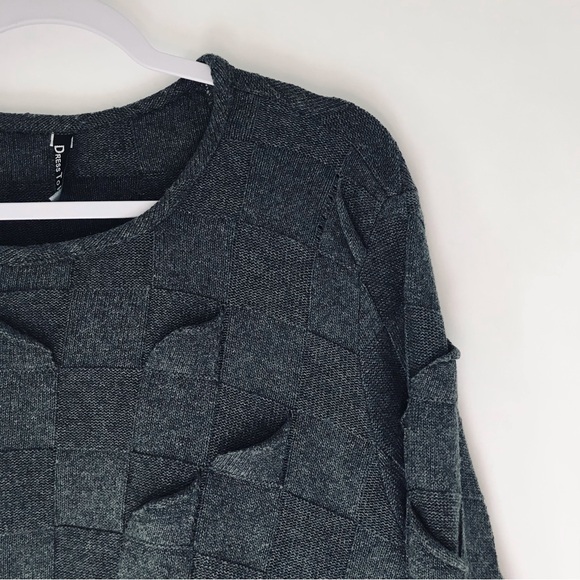 DRESS TO KILL JANE MOHR Charcoal Gray Asymmetrical Textured Sweater - Picture 4 of 10